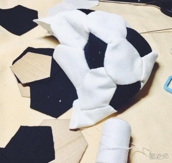 怎么用废旧衣服制作一个简单布艺足球