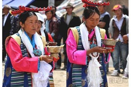 藏族人民在敬酒时有哪些习俗
