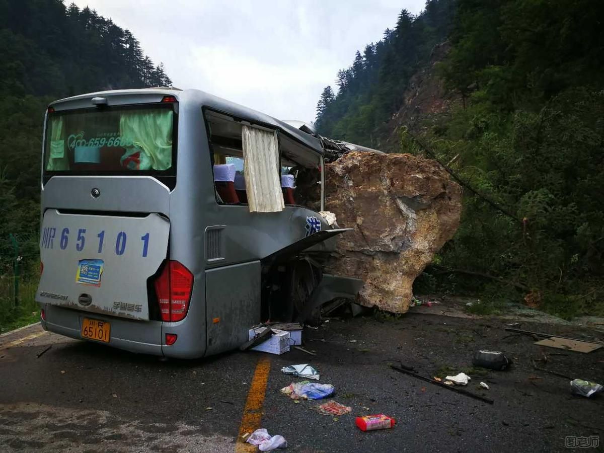 九寨沟地震石块滚落大巴车被砸变形  地震时在车上怎么办