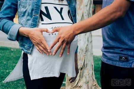 胎儿在肚子里的姿势有哪些 分娩时胎儿是什么感觉