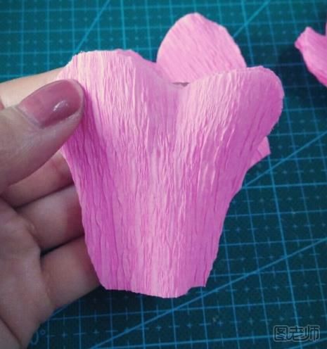 怎么制作彩纸花朵 皱纹纸大花朵制作方法