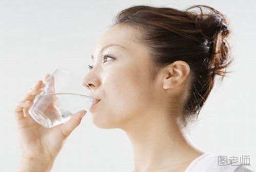 吃饭的时候喝水好不好 吃饭的时候喝水对身体的影响