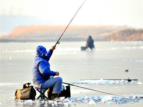 冬季怎样钓鱼  冬季钓鱼有什么技巧