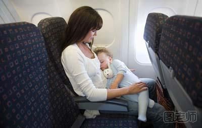   在飞行中，紊流随时都可能会发生。如果不系好安全带，怀中又抱着孩子，当紊流突然来临时，强大的冲力很可能会使你压着孩子，或者把孩子摔在地上。所以登机就座后，首先应该做的就是系好安全带。