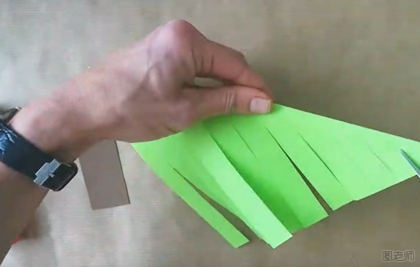 怎样制作折纸圣诞树       折纸圣诞树教程