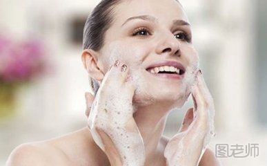 根据肤质选择合适的洗面奶及洗脸方式