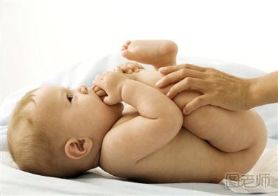 婴儿大便有泡沫主要是因为婴儿的大便80%是水分，因哺乳而显稀薄，肠道中大肠菌分解糖类而产气，所以会有泡沫。如果不是腹泻，就不需要特别处理。 1、生理性腹泻：母乳中含乳糖较多，大部分乳糖被皮肠道内的乳糖分解酶分解后产酸、产气刺激肠道，使大便呈腹泻状，泡沫状排出。偏食淀粉或糖类食物过多时，可使肠腔中食物增加发酵，产生的大便呈深棕色的水样便，并带有泡沫。 2、病理性腹泻：如为病毒性肠炎多为轮状病毒感染造成的，在服药无效后，送大便做细菌培养加药敏试验，如为细菌性肠炎应用敏感的抗生素。用500毫升白开水加1牙膏盖食盐和10克白糖，分次喂;也可用淡茶水(绿茶)交替喂。必要时去医院打点滴，补充水，电介质和葡萄糖，以防脱水和酸中毒。