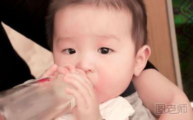 如何让厌奶期的宝宝集中精力喝奶