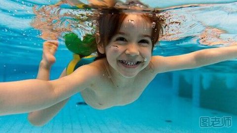 小孩什么时候开始学游泳比较好