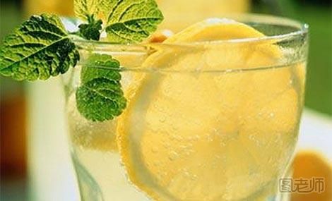 柠檬水有哪些功效和作用  柠檬水的营养价值有哪些