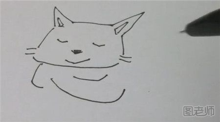首先我们要画出小猫咪的耳朵，小猫咪的耳朵是尖尖的，有点像三角形  然后我们可以画出小猫咪的脸和胡须  画出小猫咪的五官，很简单的画一画就可以了，小猫咪本来就很可爱了  然后我们需要画出小猫咪的前腿  之后就需要画出小猫咪的后腿还有身子了，这个是几笔连成的，所以也就没有分开了  然后我们就可以画出小猫咪的尾巴了  小猫咪在睡觉，给他画上打呼噜的样子吧，zzz~我们在给小猫咪的涂上一些颜色，就画好了，是不是很可爱呢?
