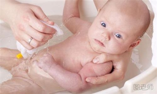 宝宝洗澡时的注意事项