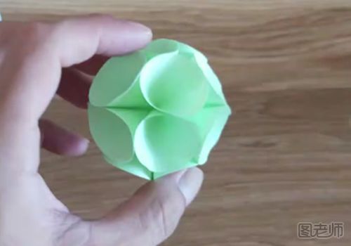 彩色花球的折纸视频教程 怎么折一个彩色花球