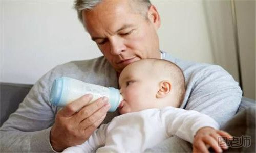 宝宝呛奶窒息的急救方法