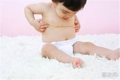 如何改正宝宝抠肚脐眼的习惯