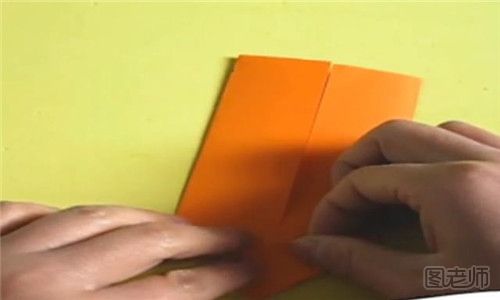 第三步：在折纸的一端折成下面一样的就可以了。