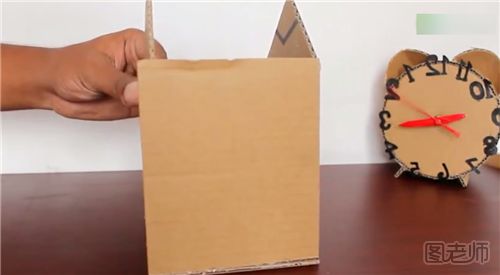 第三步：将垃圾箱身的四块纸板固定于底座上，纸板与纸板之间的缝隙最好是用胶水粘上；