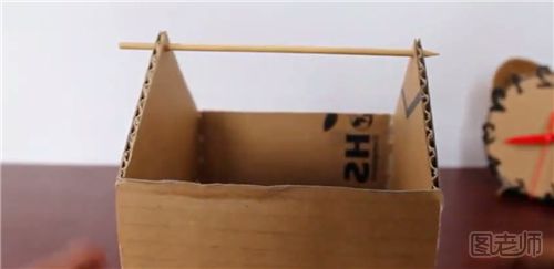 第四步：将垃圾箱顶端的三角形位置用牙签固定，作为放置垃圾盖的支撑棍；
