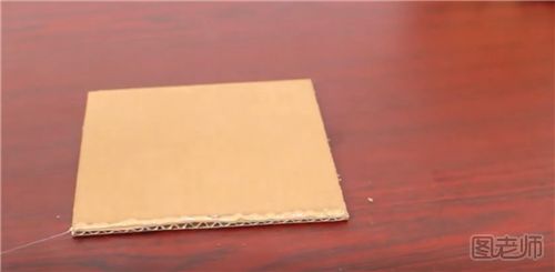 第二步：将垃圾筒底座的纸板四侧边缘均匀涂抹上热溶胶，用于筒身的粘贴固定；