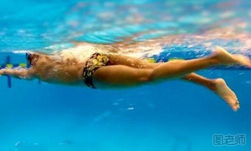 自由泳怎么换气不呛水 矫正自己的游泳方式