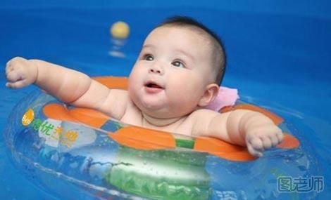 宝宝游泳时哭闹该怎么办