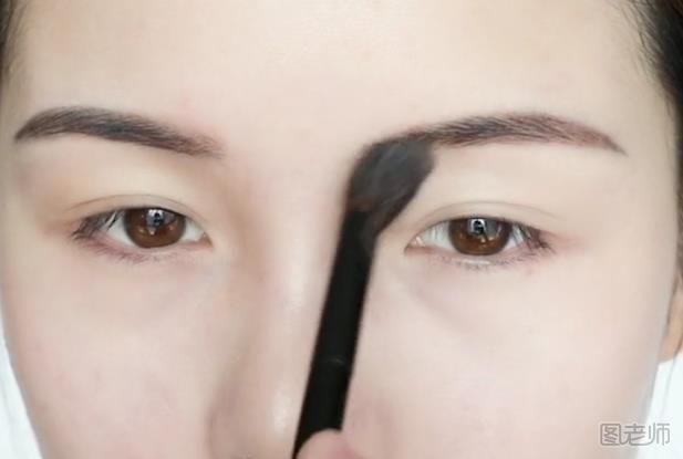 怎么化妆把眼睛变大 清透大眼妆教学