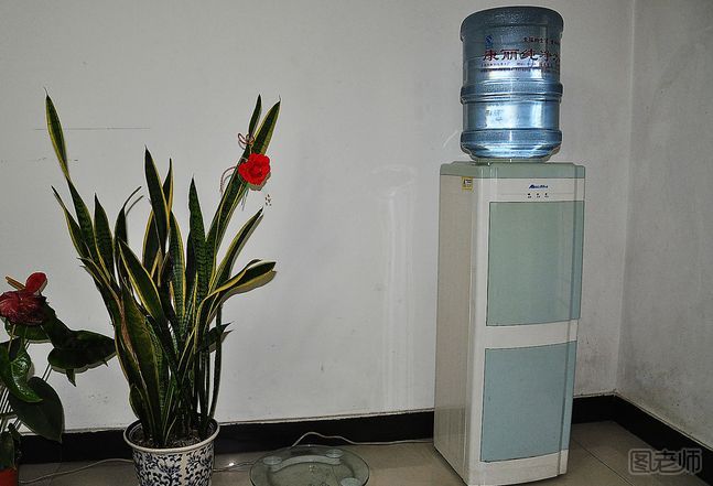 饮水机漏水是什么原因 饮水机漏水怎么办
