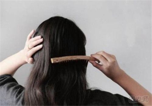 头发油日常生活中怎么做 造成头发油的原因有哪些.jpg