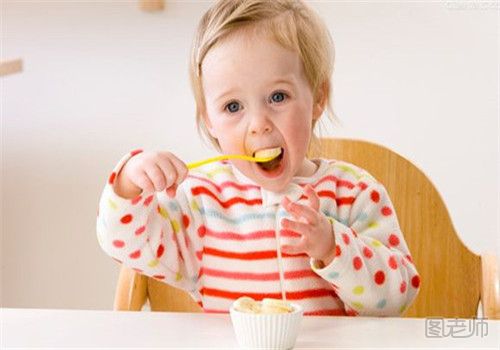 宝宝怎么吃零食好 给宝宝吃零食的注意事项.jpg