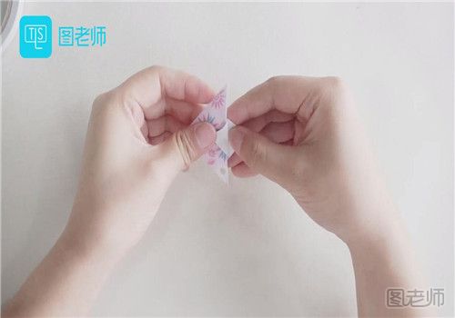 折纸花朵的简单方法.jpg