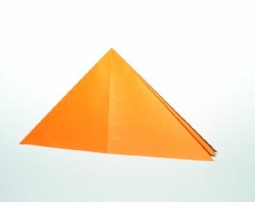 6.再将三角形左右对折一次。