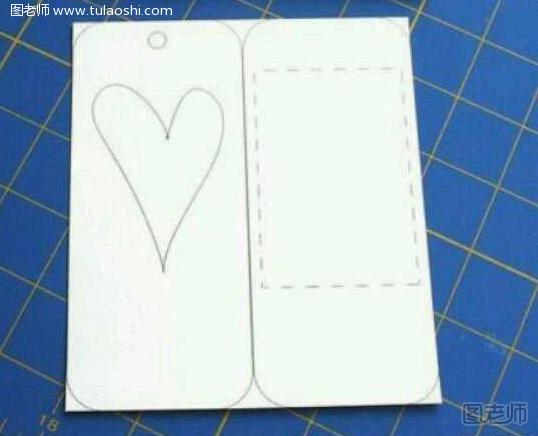 2.找到一张硬纸，画出要裁剪的一颗心，右侧是贴花布的地方。