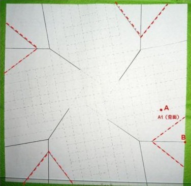过程13:将纸翻过来，留意图中A点的方位，找到A点对应的纸的反面的A1点，B点与A1点对齐折，构成图中红线标明的折痕，四面均一样。