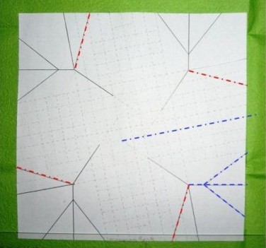 过程15:先依照图中蓝线标明的折痕折成下图中的形状。