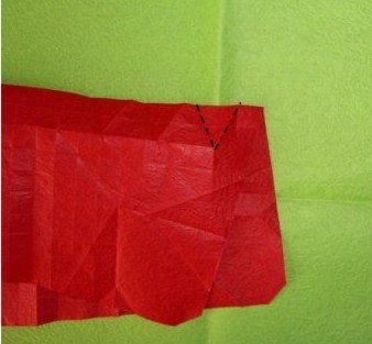 过程24:依据折纸图示折痕折叠。
