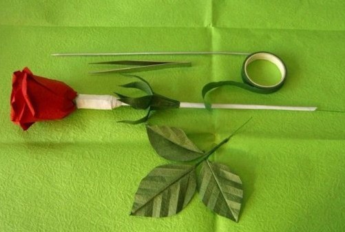 过程39:再搭配上适宜的折纸玫瑰花茎和叶片