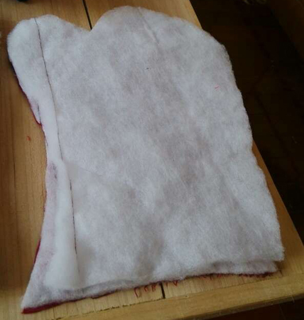 过程1:铺棉和棉布裁成手套状