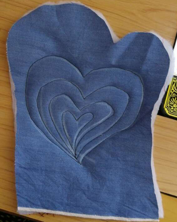 过程4:铺棉和棉布以爱心的方法用缝纫机缝在一同