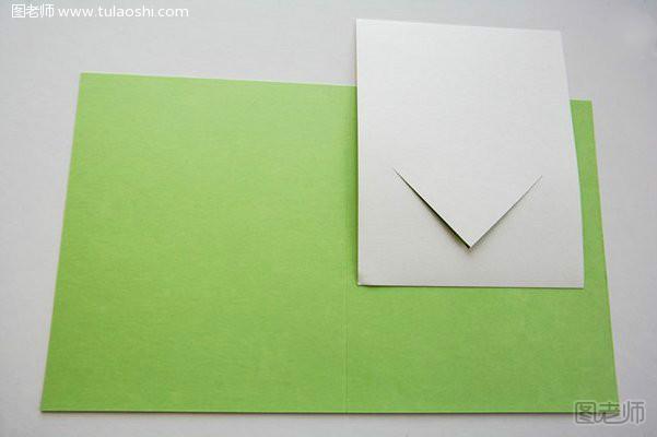 step4.裁切白色的卡纸，作为内中。同时裁切出一个倒三角形的构造来。