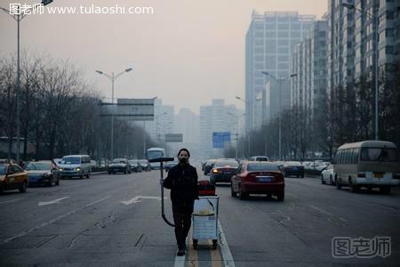 北京小伙收集雾霾做砖