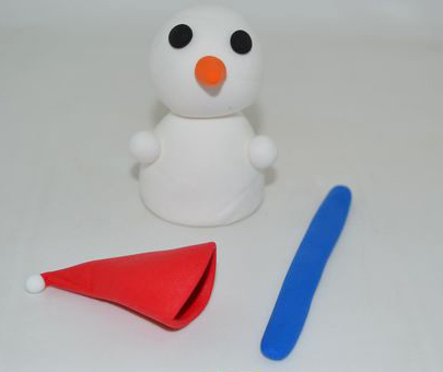 STEP5：用蓝色和赤色+白色橡皮泥分别做围巾和圣诞帽子。