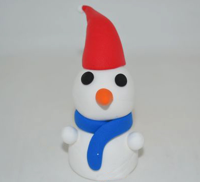  STEP6：将做好的帽子和围巾戴在雪人身上即可。橡皮泥圣诞节雪人就做好啦~