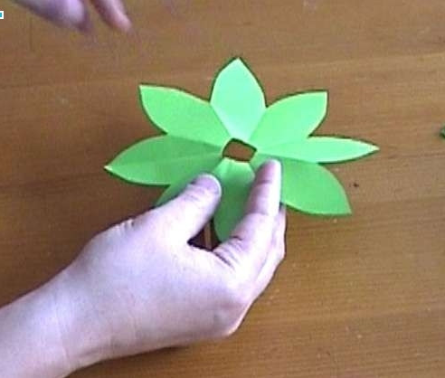 手工折纸圣诞花的做法图解教程