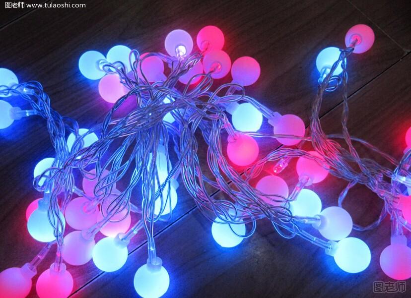 2015圣诞节礼物送什么好：藤条彩灯装饰
