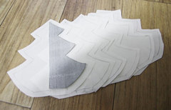 2、把纸样放到挑选好的布料上画出轮廓，注意要留出缝份，总共裁剪出6份。