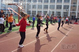 小学生跳绳的好处：增强其心血管、呼吸和神经系统的功能