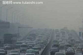 雾霾天气形成的原因：汽车尾气排放